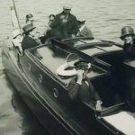 Greta Garbo till höger i bild ombord på Loris 1924. Mannen i skepparmössa närmast kameran är SFs VD Charlie Magnusson.
Bilden tagen ur journalfilm.